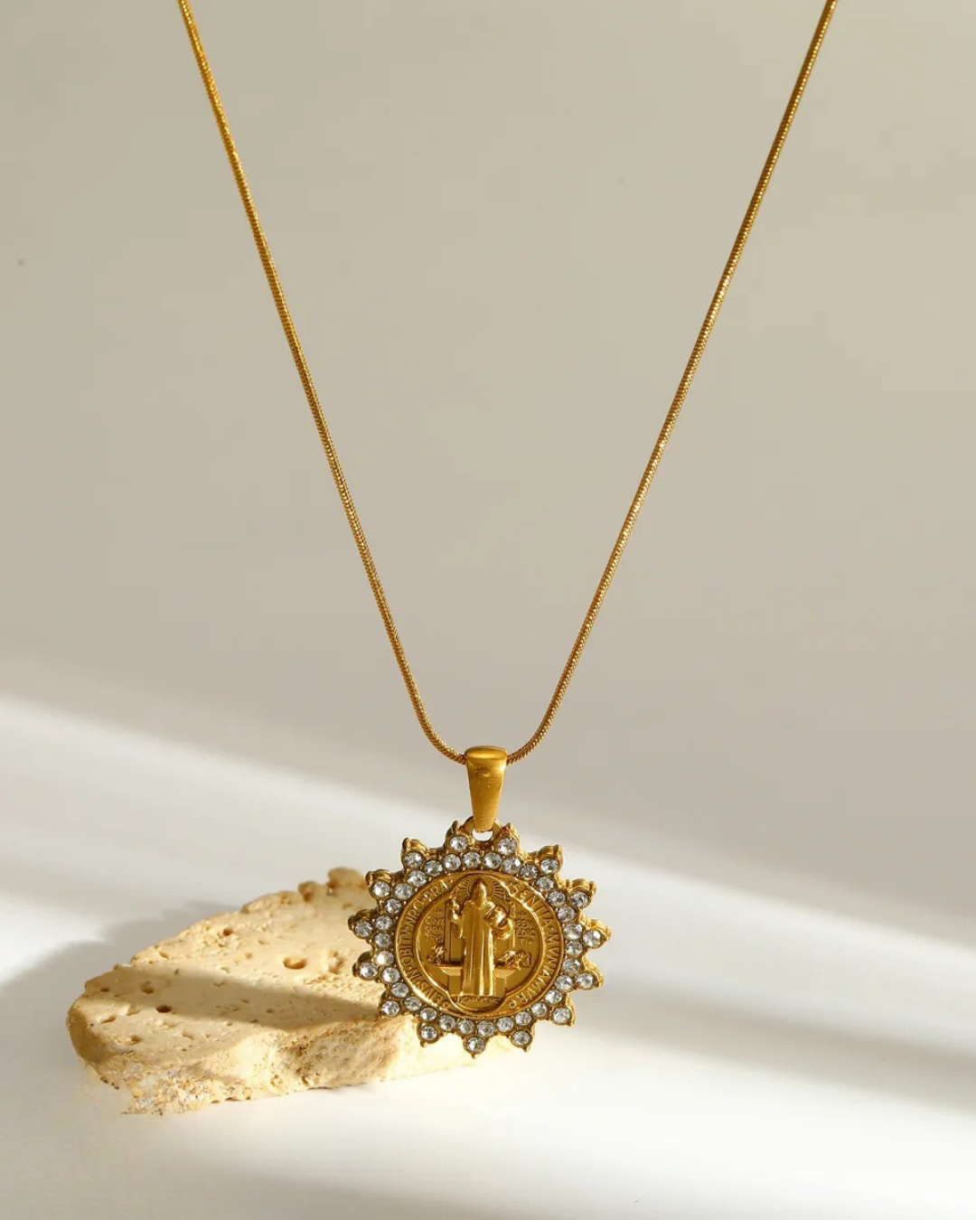 COLLAR MEDALLA VIRGEN LISA CUBIC